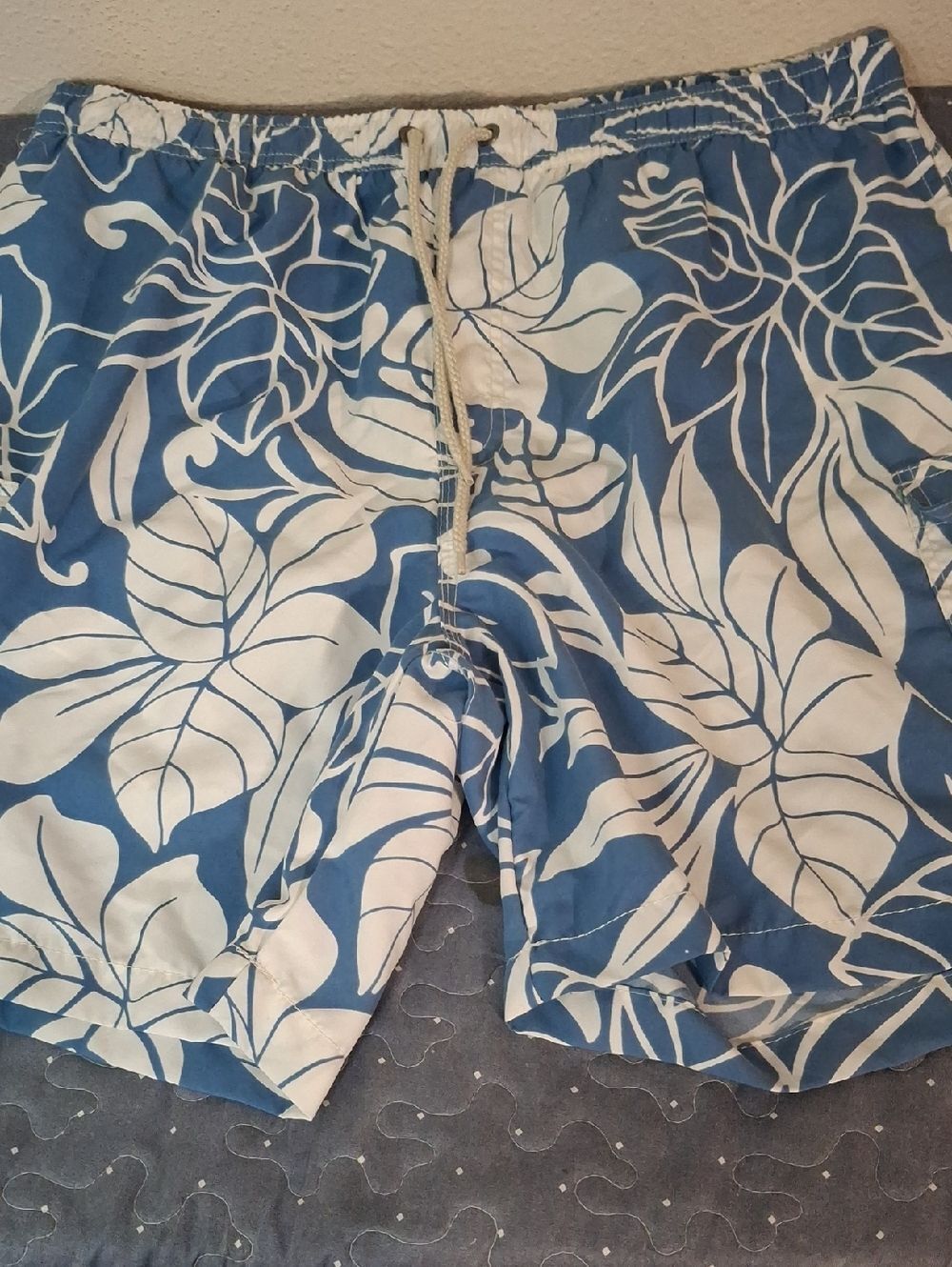 Caribbean Joe Men's Blue and White Floral Swim Shorts size large